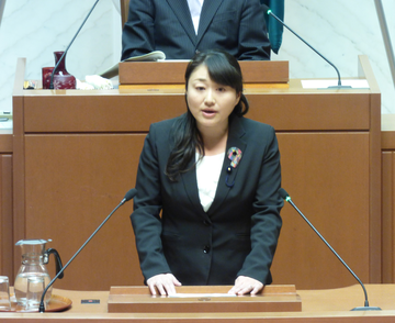 反対討論する大内真理県議